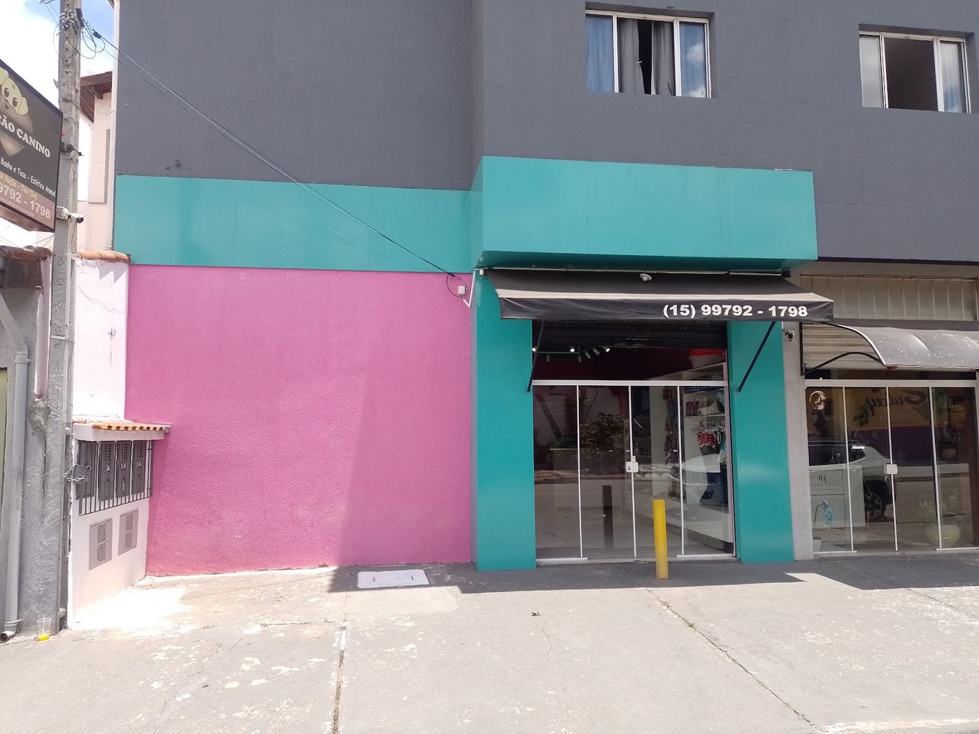 Fachada rosa e verde-água da Patas de Pérola com porta de vidro